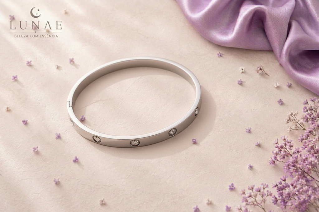 Pulseira prateada no fundo Lunae